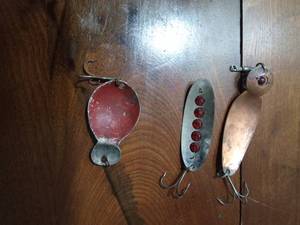 lot 62 image: One eyed Gibbs metal wiggler #4 fishing lure, Gibbs Ruby Eye metal wiggler fishing spoon lure and another vintage lure