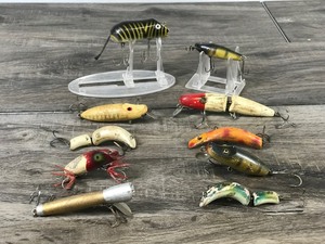lot 353 image: Lot of 10 Collectible Wooden Fishing Lures - see description for more info