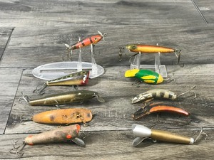 lot 359 image: Lot of Collectible Wooden Fishing Lures - 9 are wood and 1 is not (Creek Chub Pikie) - see description for more info