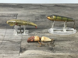 lot 366 image: Lot of 3 Wooden Collectible Fishing Lures - Heddon Flap Tail with Glass Eyes 5.25  CC Roberts Mud Puppy with Glass Eyes 5.25  Possible Jointed Red & White Bass Oreno 4