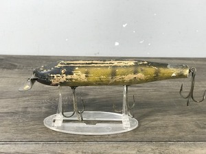 lot 367 image: Vintage Wooden Muskie Lure - Looks Like a Creek Chub Pikie but it doesnt have any markings stating that - 9.5 long