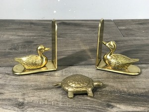 lot 377 image: Brass Duck Book Ends & a Small Turtle Trinket Brass Box