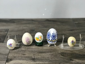 lot 384 image: 5 - Egg Shaped Figurines