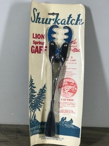 lot 402 image: Vintage Shurkatch Fishing Lion Spring Gaff in Original Package