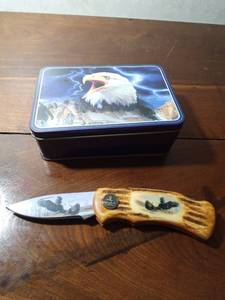 lot 89 image: Wild Outdoors eagle knife in original tin