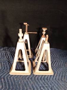 lot 102 image: 4 Jack stands