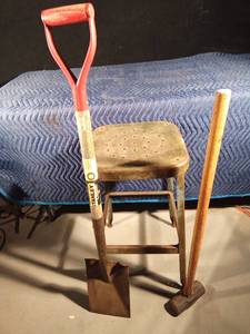 lot 103 image: Vintage metal stool, mull, Stanley shovel