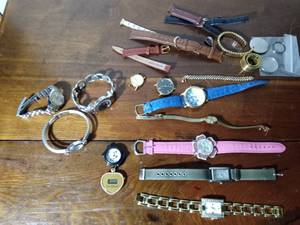 lot 123 image: Lot of vintage watches, watch bands, clock and watch backs