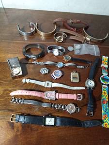 lot 124 image: Lot of vintage watches, watch bands, clock and watch backs