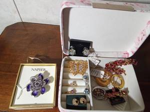 lot 126 image: Jewelry of vintage rhinestones, Napier and new jewelry