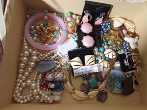 lot 127 image: Jewel box of vintage jewelry including Trifari