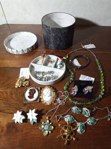 lot 130 image: Jewelry box of vintage jewelry with rhinestones buttons, glass beaded necklace, 2 cameos and more