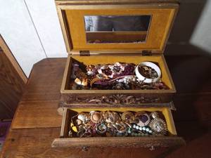 lot 132 image: Vintage jewelry box full of jewelry