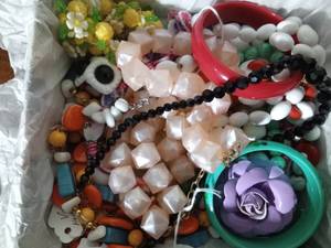 lot 134 image: 1920s-70s Vintage jewelry 