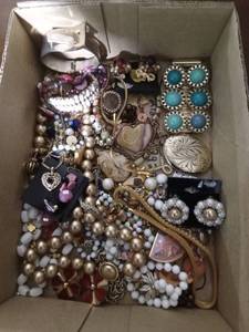 lot 137 image: Flat of vintage jewelry and more