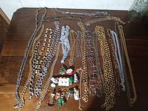 lot 138 image: Ball jar of Christmas pins and vintage to new purse chains and Christmas button cover