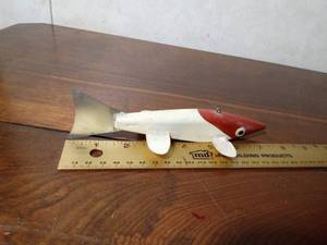 lot 147 image: Wood fis spearing decoy with metal fins