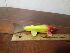 lot 149 image: Wood fish spearing decoy with metal fins