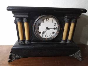 lot 168 image: Vintage mantel clock