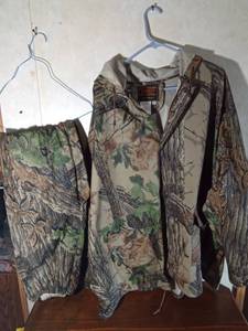 lot 185 image: Sterns camouflage rain jacket and pants