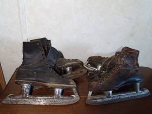 lot 189 image: 2 Pairs of vintage figure skates