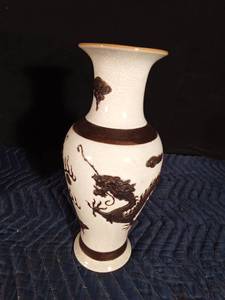 lot 118 image: Chinese crackle glaze dragon vase