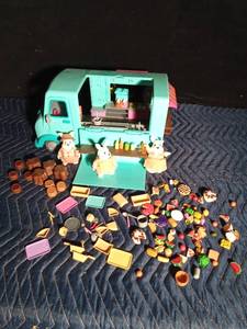 lot 196 image: Honey Suckle Sweats and Treats toy food truck with 3 characters and accessories