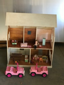 lot 443 image: Large Wooden Doll House with Dolls & Accessories