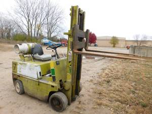 lot 11 image: 1974 Clark C500-45 LP Forklift