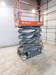 lot 25 image: 2016 SkyJack SJIII3219 Scissor Lift