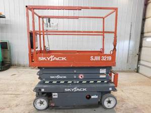 lot 26 image: 2017 SkyJack SJIII3219 Scissor Lift
