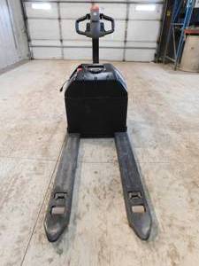 lot 29 image: Big Joe D40 Electric Pallet Jack