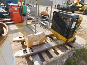 lot 31 image: Yale MPB040 Electric Pallet Jack - For Parts or Repair