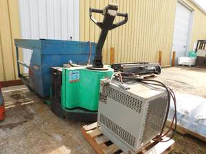 lot 33 image: Mitsubishi PMW30 Electric Pallet Jack w Battery Changing Attachment -  For Repair