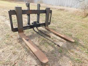 lot 37 image: Forklift Carriage with Forks