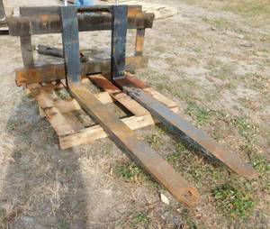 lot 39 image: Forklift Attachment with Forks