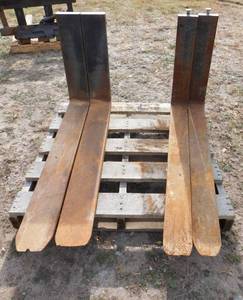 lot 41 image: 2 Sets of Forks