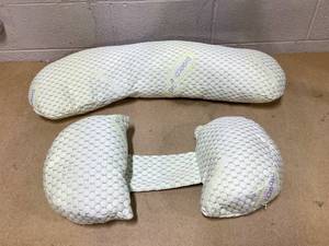 lot 158 image: Bamboo Fiber Pregnancy Pillow