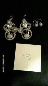 lot 23 image: 90 Earrings New Fashion Jewelry Lot