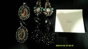 lot 24 image: 70 Earrings New Fashion Jewelry Lot