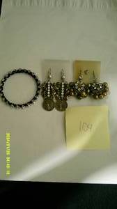 lot 122 image: Box of random pieces of jewelry 10 pound lot