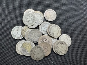 lot 84 image: Twenty-Five 90% Silver Mixed Date Barber Quarters