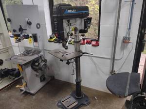 lot 6 image: Delta 18 Drill Press Model 18-900L...