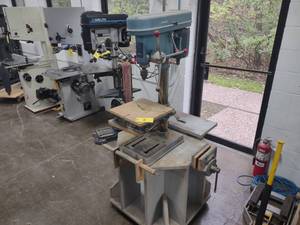 lot 8 image: Woodworkers Cart with 9 Wood Vise,...