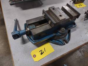 lot 21 image: 4 Swivel Base Machine Vise...