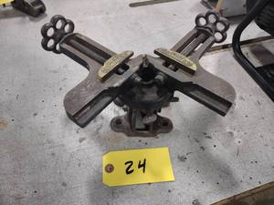 lot 24 image: Stanley 400 Corner Vise...