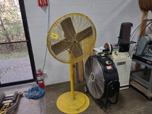 lot 153 image: 30 Pedestal Fan...