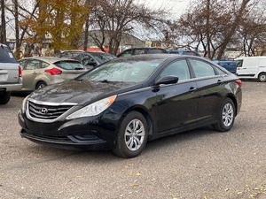 lot 12 image: 2013 HYUNDAI SONATA GLS 88k Miles (NO RESERVE)