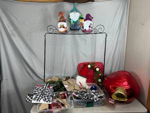 lot 19 image: New and Pre-Owned Christmas Decorations
