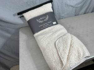 lot 24 image: New Amari Luxury Berber Throw Blanket